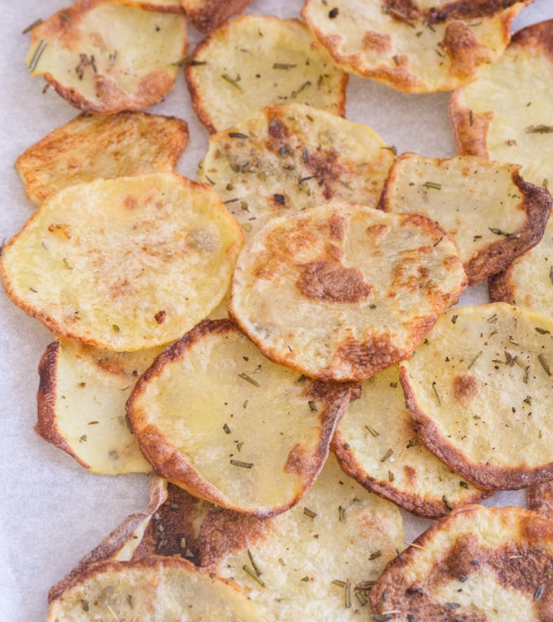 Batatas fritas em uma folha de biscoito.