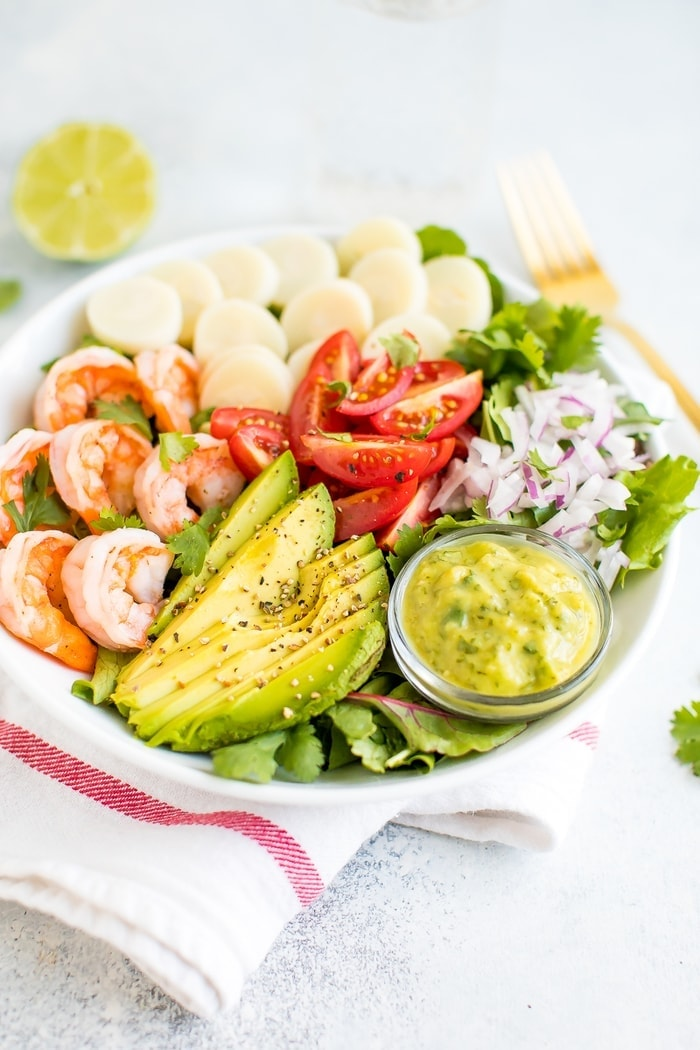 Salada em tigela com camarão, abacate, coração de palma, tomate e cebola.