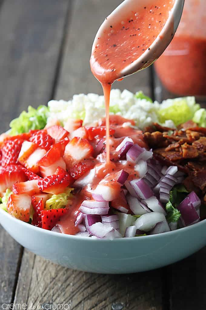 Salada picada de morango com semente de papoila e bacon