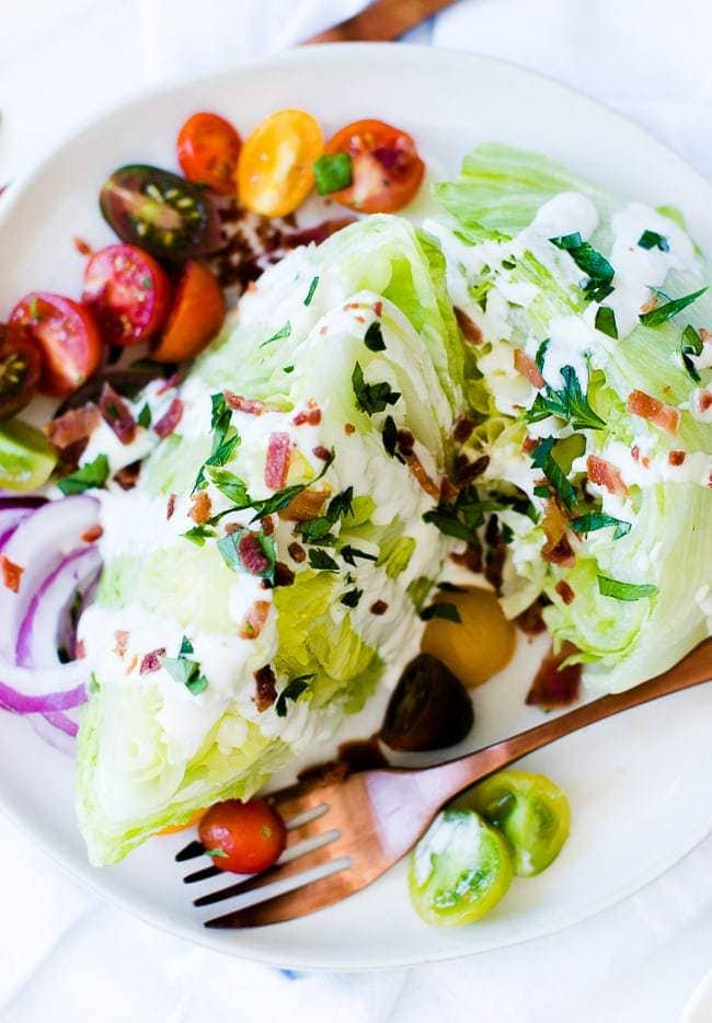 salada em cunha com molho de queijo azul, bacon, ervas aromáticas e tomate cereja