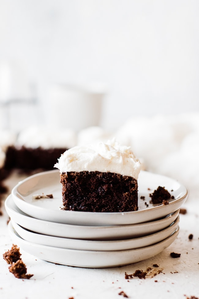 bolo de abobrinha de chocolate congelado em uma pilha de pratos brancos